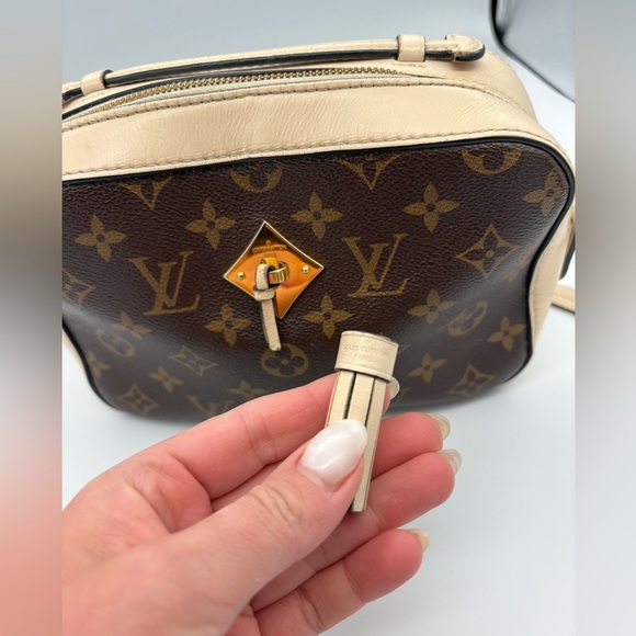 Louis Vuitton Saintonge Crème  Monogram Crossbody - Picture 11 of 16